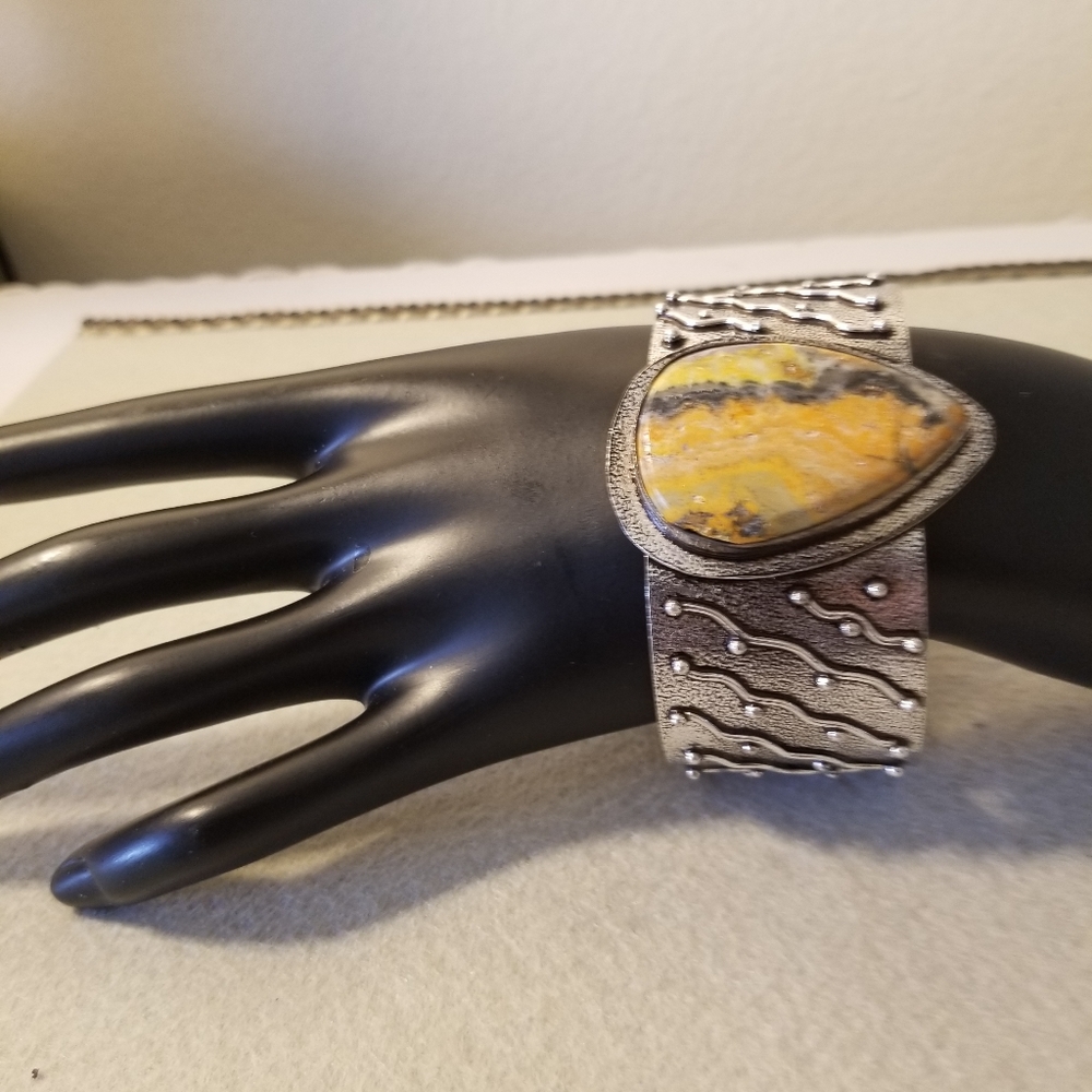 DAZZLING BRACELET NWOT